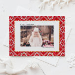 Red Fair Isle Winter Mönster-fotojul i Sticka<br><div class="desc">Skicka varmt helgdag inslaget i en mysigt, festlig utformning med guld-folie julkort, med en charmerande bakgrund för Fair Isle sticka mönster. Den invecklade utformningen framkallar den lugnande känsla som vintern har av värme och helgdag. Det här anpassadet är ett fotovykort som ger dig en fin bakgrund till ditt eget foto....</div>