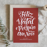 Red Feliz Natal e Próspero Ano Novo Script Helgkort<br><div class="desc">Feliz Natal e Próspero Ano Novo! Skicka ditt helgdag till vänner och familj med det här anpassadet julkort. Detta portugisiska julkort har en modern kalligrafi. Anpassa genom att lägga till information. Julkortet finns i anpassningsbar i andra färg och på andra kartonger. Matchande objekt är tillgängliga.</div>