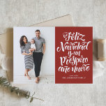 Red Feliz Navidad Script-julfoto Helgkort<br><div class="desc">Feliz Navidad y un próspero año nuevo! Skicka ditt helgdag till vänner och familj med det här anpassadet julkort. Det spanska julkortet har en modern kalligrafi. Anpassa genom att lägga till information. Det här fotojulkortet finns i andra färg och på andra kartonger. Matchande objekt är tillgängliga.</div>
