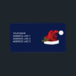 Red Festive Santa Hat on Blue med Anpassningsbar T Adressetikett<br><div class="desc">Desteis ursprungliga illustration av en röd och vit tomtehatt i färg tillsammans med en julklapp/en gemensam hollfabrik. Bakgrunden till färg är mörk blått. Det finns också ett anpassningsbara textområde.</div>