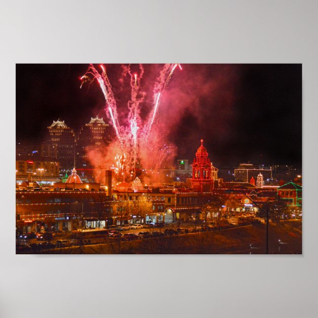Red Fireworks over the Plaza, Kansas City Poster (Framsidan)