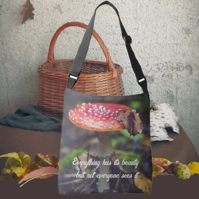 Red Fly Agaric Mushroom in Forest Axelväska (Skapare uppladdad)