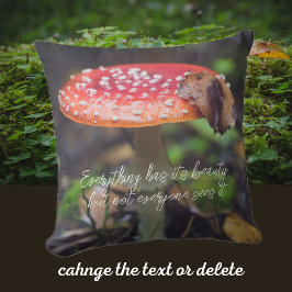 Red Fly Agaric Mushroom in Forest Kudde