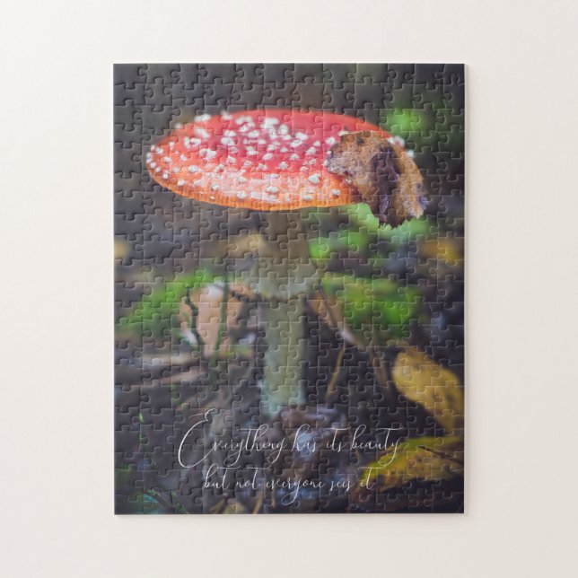 Red Fly Agaric Mushroom in Forest Pussel (Vertikal)
