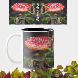 Red Fly Agaric Mushroom in Forest Två-Tonad Mugg
