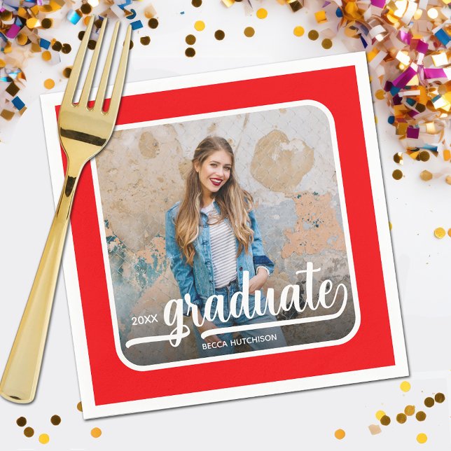 Red för fet student-foto pappersservett (Your photo, name, class year and "Graduate" in a cool script on red background party napkins)