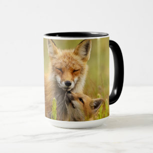 Red Fox Kit Tittar upp till mamma Mugg