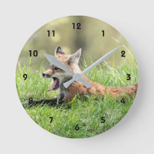 Red Fox Kit Yawning Rund Klocka