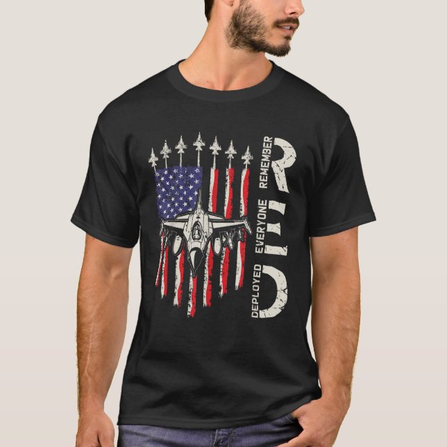 RED Friday Remember Everyone Deployed Fighter Jet  T Shirt (Framsida)