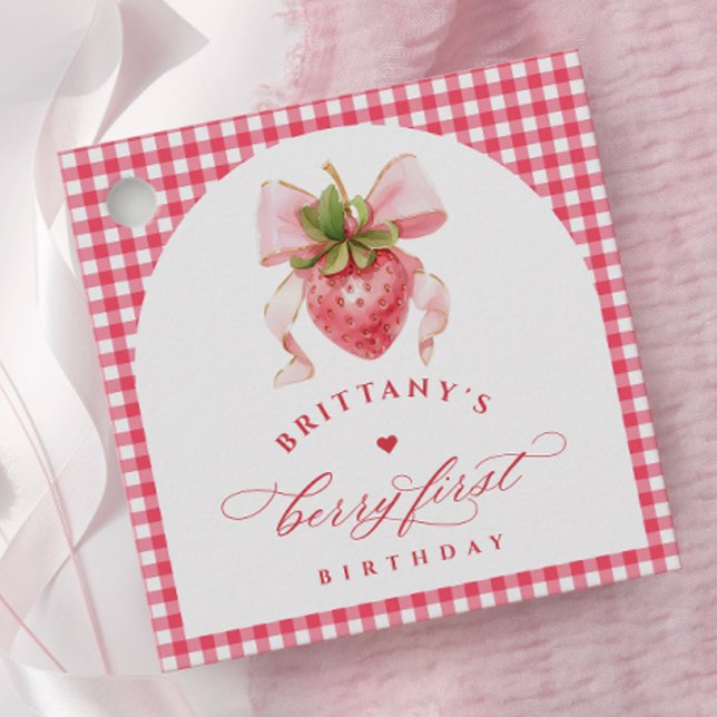 Red Gingham Berry First Birthday Gåvor Etiketter (Skapare uppladdad)