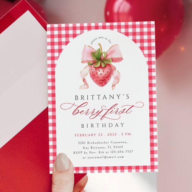 Red Gingham Berry Första födelsedagsinbjudan Inbjudningar (Skapare uppladdad)