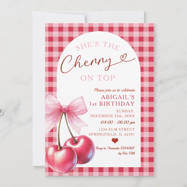 Red Gingham Hon är Cherry på Top Girl Birthday Bow Inbjudningar (Framsida)