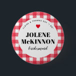 Red Gingham Landsbyggsbröllop Bridesmaid Namn Knapp<br><div class="desc">Ett roligt för att hjälpa en blandningsfamilj att få veta vem som är vem,  dessa röda och vita gingham som satte bröllopsfest namn bricka knappar stift är ett enkelt tillskott till gästpåsar,  återbesök på middag bord,  förlovningsfester och annat. Ge en till alla brudtärnor som en funktionell gåva till bachelorette-partiet.</div>