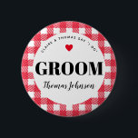 Red Gingham Landsbyggsbröllop Groom's Namn Knapp<br><div class="desc">Ett roligt för att hjälpa en blandningsfamilj att få veta vem som är vem,  dessa röda och vita gingham som satte bröllopsfest namn bricka knappar stift är ett enkelt tillskott till gästpåsar,  återbesök på middag bord,  förlovningsfester och annat. Ge ett till brudgummen så mormor slutar kalla honom ex's namn.</div>