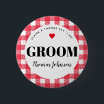 Red Gingham Landsbyggsbröllop Groom's Namn Knapp<br><div class="desc">Ett roligt för att hjälpa en blandningsfamilj att få veta vem som är vem,  dessa röda och vita gingham som satte bröllopsfest namn bricka knappar stift är ett enkelt tillskott till gästpåsar,  återbesök på middag bord,  förlovningsfester och annat. Ge ett till brudgummen så mormor slutar kalla honom ex's namn.</div>