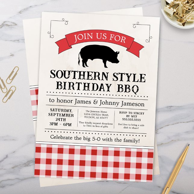 Red Gingham Southern BBQ Gris Roast Birthday Inbjudningar (Southern Barbeque Birthday party cookout rustic gingham bbq celebration invitation)