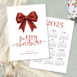 Red Glitter Bow 2025 Calendar God jul Julkort<br><div class="desc">Red Faux Glitter Bow 2025 Calendar God jul. Tillgänglig digitalt och utskriven. God jul finns i ett angivet skript för snyggt och anpassa ditt namn under. En handfull kalender för 2025 är på baksidan.</div>