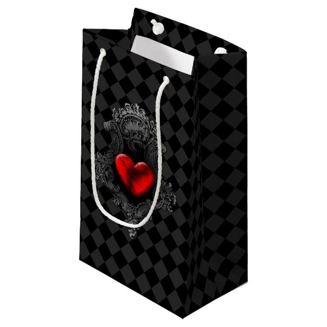 Red Goth Heart Gift Bag (Framsidan Vinklad)