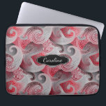 Red Grått och Black Paisley Mönster med Monogram Laptop Sleeve<br><div class="desc">En vacker färg-kombination i detta röda,  grått och svarta paisley mönster. Redigera anpassningsbarnas monogram med ditt namn eller annan text.</div>