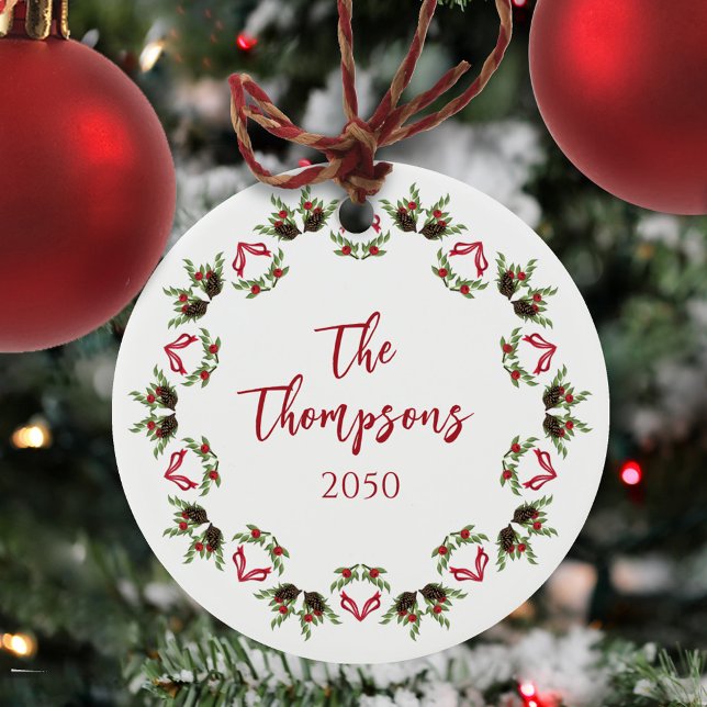 Red Greenery jul Photo Julgransprydnad Keramik (Christmas greenery, pine cones, and holly berries mandala custom ceramic ornament. )