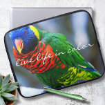 Red Grönt Lorikeet Bird Photo Live Life i Färg Laptop Sleeve<br><div class="desc">Följ ledarna av den här röda, blå, grönt och gult lilla kamraten och se till att du lever livet till det yttersta, "levande livet i färg". Den här lycklig kommer flerhuggen fotografi av Neoprene laptop sleeve att ge ett leende till ansikte varje gång du ser det. Laptop sleeve finns i...</div>
