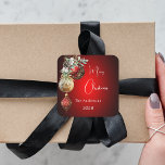 Red guld baubles jul fyrkantigt klistermärke<br><div class="desc">För en julomslutning av party favors eller gåva. En rött ojämn färgad. Dekorerad med röda och guld-bubblor och lite grönt och en gräs-kon. Anpassa och lägg till ditt namn,  år. Text: God jul</div>