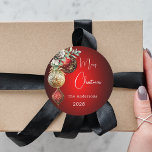 Red guld baubles jul runt klistermärke<br><div class="desc">För en julomslutning av party favors eller gåva. En rött ojämn färgad. Dekorerad med röda och guld-bubblor och lite grönt och en gräs-kon. Anpassa och lägg till ditt namn,  år. Text: God jul</div>