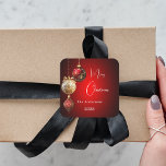 Red guld baubles, klassisk jul fyrkantigt klistermärke<br><div class="desc">För en julomslutning av party favors eller gåva. En rött ojämn färgad. Dekorerad med röda och guld.. Anpassa och lägg till ditt namn,  år. Text: God jul</div>