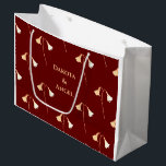 Red Guld Flower Couples Romantic<br><div class="desc">Den här eleganten och snyggten röd och guld-blommans presentväska är en klassens och romantisk minnesstund över er första jul som tillbringas tillsammans som ett par eller gift, och ni kan också använda det år efter år. Lägg till namnen i designen eller ändra texten till ett meddelande som är speciellt för...</div>
