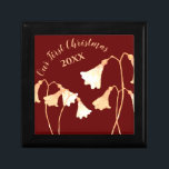 Red Guld Flower Romantic Första jul Minnesask<br><div class="desc">Den här eleganten och snyggten röd och blomma i guld är ett klassens och romantiskt minnesmärke över er första jul som tillbringas tillsammans som ett par eller gift, och ni kan ta fram det varje år som en minnesstund som dekoration. Tvillingblomman växer alltid med två blommar på ett och samma...</div>