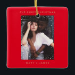 Red Guld Modern Merry och Married Photo Julgransprydnad Keramik<br><div class="desc">Red Guld Lucky New Year Modern Merry och Married Photo Ceramic Ornament med ett minimalistiskt snöfall ram överlägg på din personlig foto,  sans serif modern font och en snöflingor mönster baksida med anpassningsbar julår. Fotokeramiskt prydnadsämne är fullt anpassade.</div>