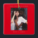 Red Guld Modern Merry och Married Photo Julgransprydnad Keramik<br><div class="desc">Red Guld Lucky New Year Modern Merry och Married Photo Ceramic Ornament med ett minimalistiskt snöfall ram överlägg på din personlig foto,  sans serif modern font och en snöflingor mönster baksida med anpassningsbar julår. Fotokeramiskt prydnadsämne är fullt anpassade.</div>