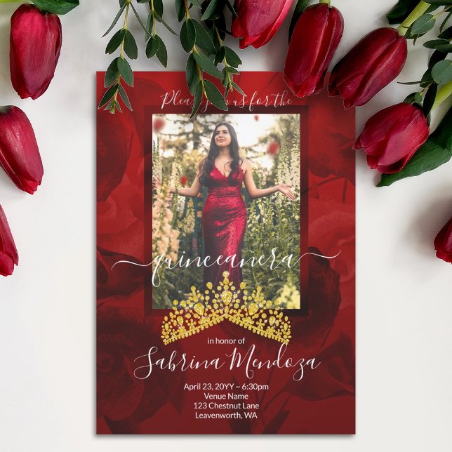 Red, Guld Quinceanera Rhinestone Tiara-inbjudan Inbjudningar (Elegant red quinceanera invitations with gold crown, red roses, floral red mis quince script writing)