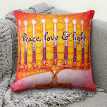 Red Gult Hanukkah Menorah Peace Kärlek Light Bold Kudde<br><div class="desc">"Fred, kärlek och ljus." Ett närfoto av en ljus, färglös, röd orange och gult guld artsy-menorah hjälper dig att vaktera helgdag av Hanukkah i stil. Känn julhelgens värme och glädje när du slappna av på den här fantastiska, färgstarka Hanukkah dekorativ kudde. Gör en slående uppsättning med fyra kuddar tillgängliga i...</div>