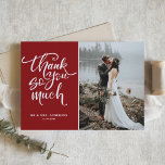 Red Hand Lettering Bröllop Photo Tack Vykort<br><div class="desc">Skicka tack till familj och vänner med det här anpassadets fototack till vykortet. Den har modern handstil med röd bakgrund. Anpassa genom att lägga till foto och information. Det här fototacket du vykort är perfekt för bröllop,  studenten,  födelsedagar och andra händelser.</div>