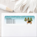 Red Headed Tri Pembroke Corgi Vinter-jul Returadress Etikett<br><div class="desc">Desteis ursprungliga tecknad illustration av en röd tricolor Pembroke Welsh Corgi-hund. Hund placeras på en vinterscen med tre gröntar nära träd och fallande snö. Bakgrunden är en blå till vit övertoning som ge kallets vintag. Vid sidan av hund finns det ett anpassbart textområde.</div>