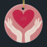 Red Heart kärlek romantic Valentine Day Julgransprydnad Keramik<br><div class="desc">romantisk design av ett starkt rosa hjärta med ord kärlek i mitten och två händer som håller upp hjärtat mot en  rosa. Den här vackra,  gigantiska snyggten är perfekt för valentindagen eller något annat romantiskt tillfälle.</div>