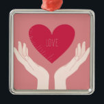 Red Heart kärlek romantic Valentine Day Julgransprydnad Metall<br><div class="desc">romantisk design av ett starkt rosa hjärta med ord kärlek i mitten och två händer som håller upp hjärtat mot en  rosa. Den här vackra,  gigantiska snyggten är perfekt för valentindagen eller något annat romantiskt tillfälle.</div>