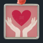 Red Heart kärlek romantic Valentine Day Julgransprydnad Metall<br><div class="desc">romantisk design av ett starkt rosa hjärta med ord kärlek i mitten och två händer som håller upp hjärtat mot en  rosa. Den här vackra,  gigantiska snyggten är perfekt för valentindagen eller något annat romantiskt tillfälle.</div>