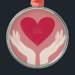 Red Heart kärlek romantic Valentine Day Julgransprydnad Metall<br><div class="desc">romantisk design av ett starkt rosa hjärta med ord kärlek i mitten och två händer som håller upp hjärtat mot en  rosa. Den här vackra,  gigantiska snyggten är perfekt för valentindagen eller något annat romantiskt tillfälle.</div>