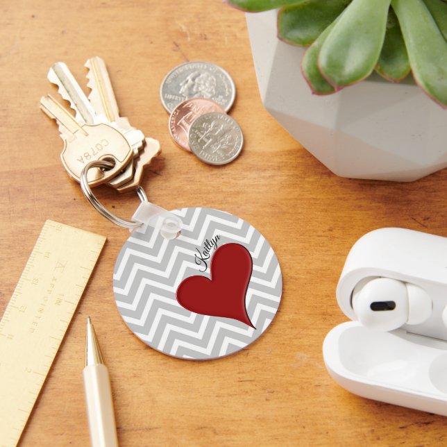Red Heart på Grått Chevron Rand med Namn Nyckelring (Skrivbord)