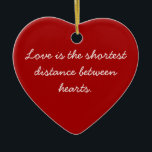 Red Heart Sentiment Ornament<br><div class="desc">Denna röda hjärt-ornament har ett citat som säger: "Kärlek är den kortaste avstånd mellan päron." Känslan kan ändras till en av dina egna eller raderas om du vill.</div>