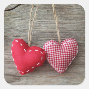 Red Hearts on Wooden Bord 2 Fyrkantigt Klistermärke