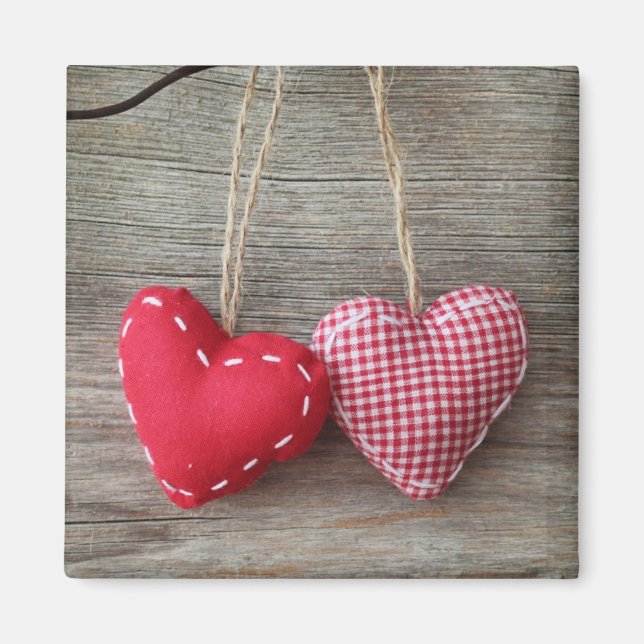 Red Hearts on Wooden Bord 2 Magnet (Framsidan)