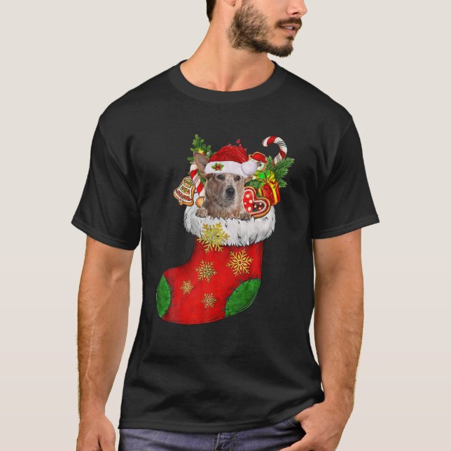 RED Heeler in Sock Santa Hat Julafton Hund Lo T Shirt (Framsida)