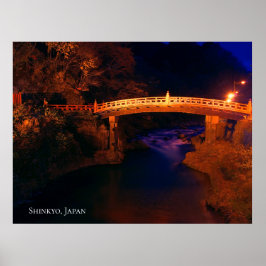 Red Helig Bridge ovanför en flod i Night Japan Poster