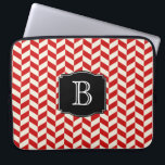 Red Herringbone Chevrons Mönster med Monogram Laptop Fodral<br><div class="desc">En attraktiv herringbenkritdesign i rött och vitt med personlig monogram som du kan redigera med din ursprungliga eller andra önskade text.</div>