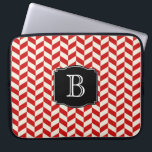 Red Herringbone Chevrons Mönster med Monogram Laptop Fodral<br><div class="desc">En attraktiv herringbenkritdesign i rött och vitt med personlig monogram som du kan redigera med din ursprungliga eller andra önskade text.</div>