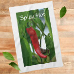 Red Hett Chili Pepper Spicy Hett Anpassade Kökshandduk<br><div class="desc">Dessa kökshanddukar i färg på den italienska Flagga,  grönt,  vit och röd,  har en fotografisk bild av en chilipeppar av röd hett mot grönt löv på den vita handduken. Texten är anpassadet för ett Namn eller för en egen text. Det här är originalträdgårdsfotografi av JLW_PHOTOGRAPHY.</div>