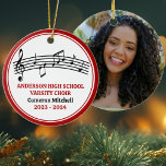 Red High School Choir Anpassningsbar jul Julgransprydnad Keramik<br><div class="desc">Denna moderna röda högskolejulsprydnad utmärker student och orale namn under musikpersonalen med tredubbel klyfta och musik noter. Anpassa till en sångare,  choir-lärare eller regissör för en underbar studenten-gåva.</div>